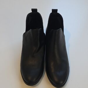 Universal Thread Woman Black Boots